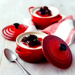 Le Creuset - 4er Set Mini-Cocotte - Kirschrot 13 Le Creuset - 4er Set Mini-Cocotte - Kirschrot -ISOLIERPLATTEN 32309 Mini Cocotte Geschenkset 7